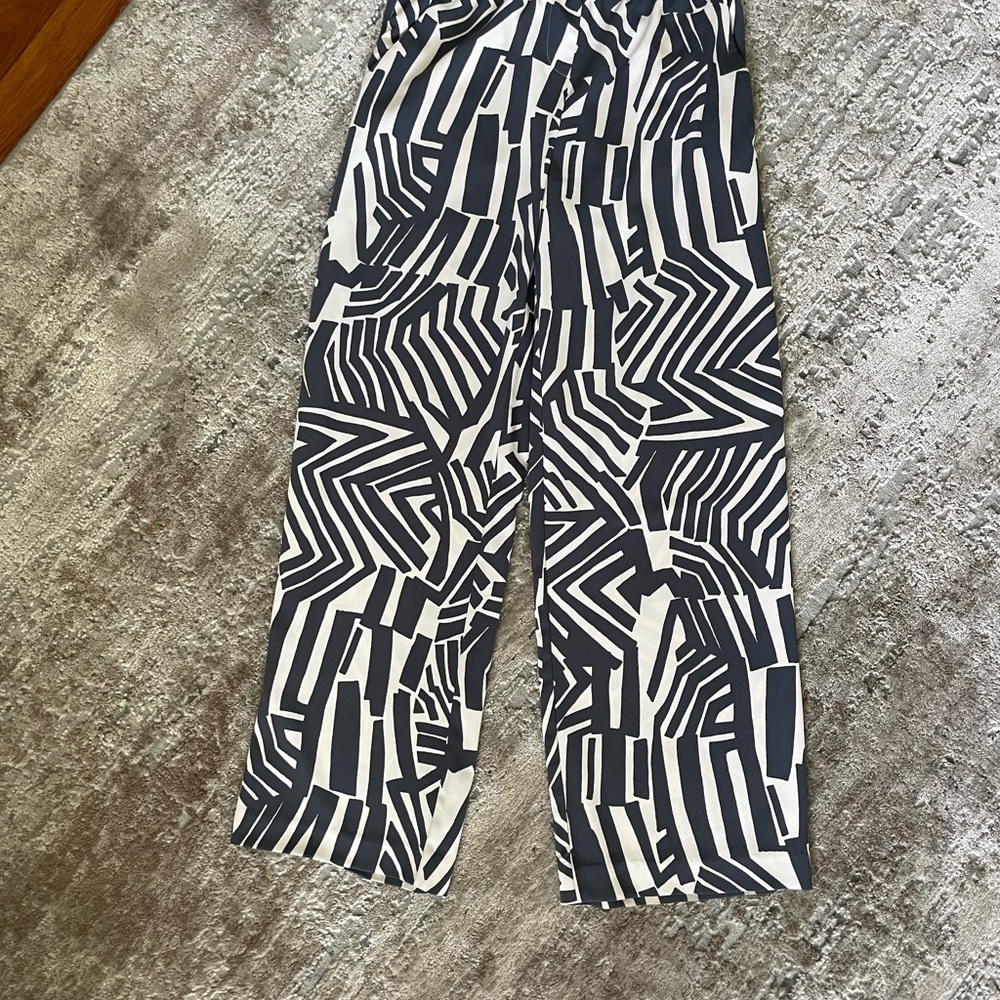 Loft palazzo wide leg pants with front and rear pockets. Soft fabric that flows - Picture 4 of 6